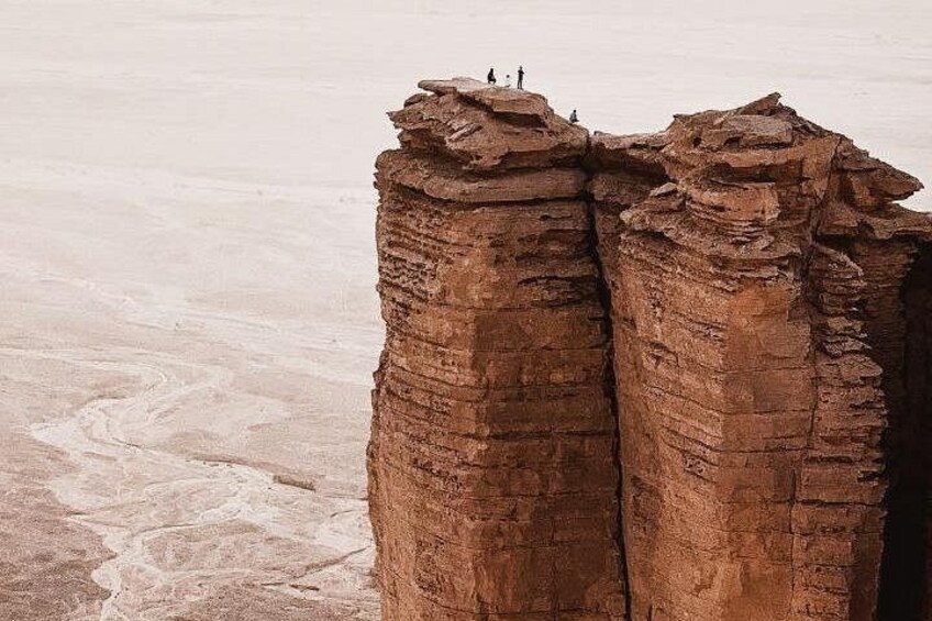 Deux formations rocheuses imposantes, avec des personnes debout au sommet. 5