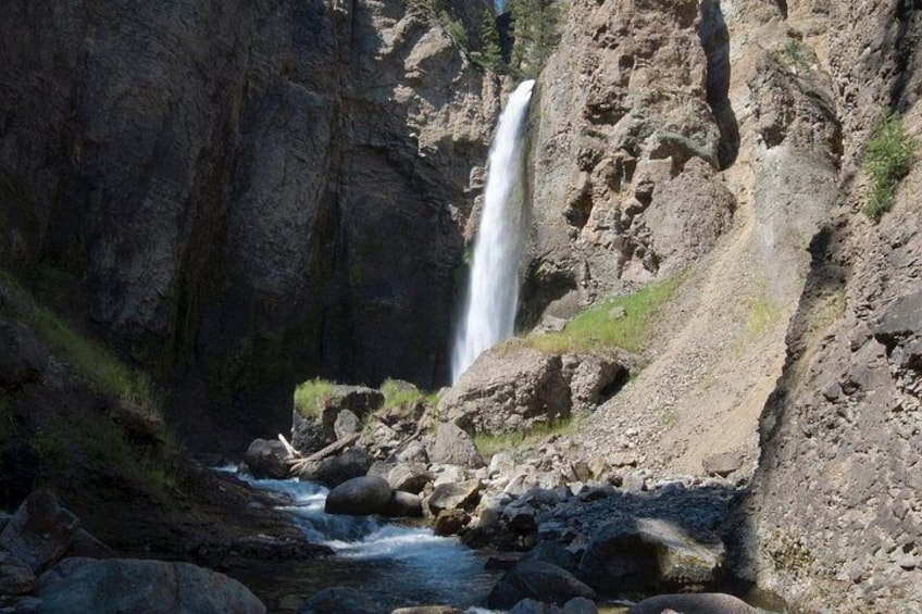 This impressive 132ft waterfall, flanked by pinnacles of rock, is a great place to
discuss the early euro-americas exploration of Yellowstone as well as the incredible forces at
work shaping the land. 3