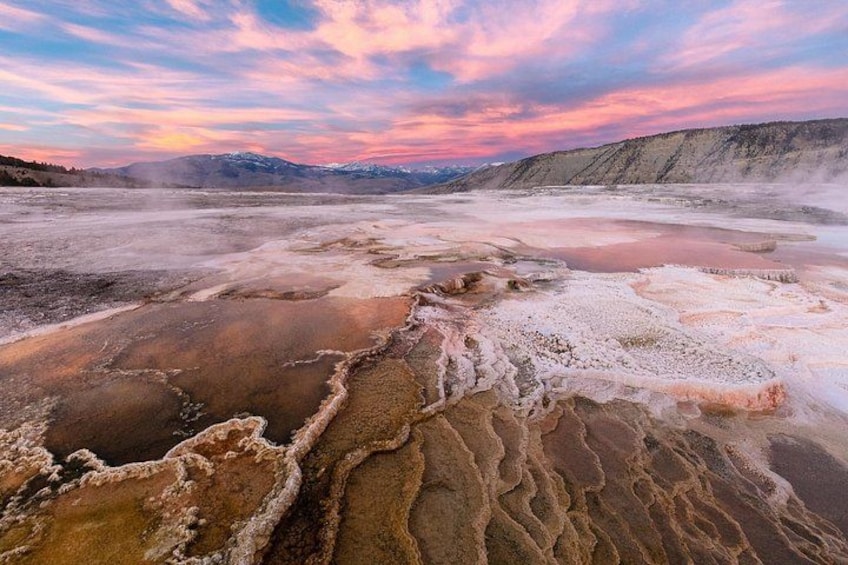 Een geothermisch gebied met minerale afzettingen en een zonsondergang. 2