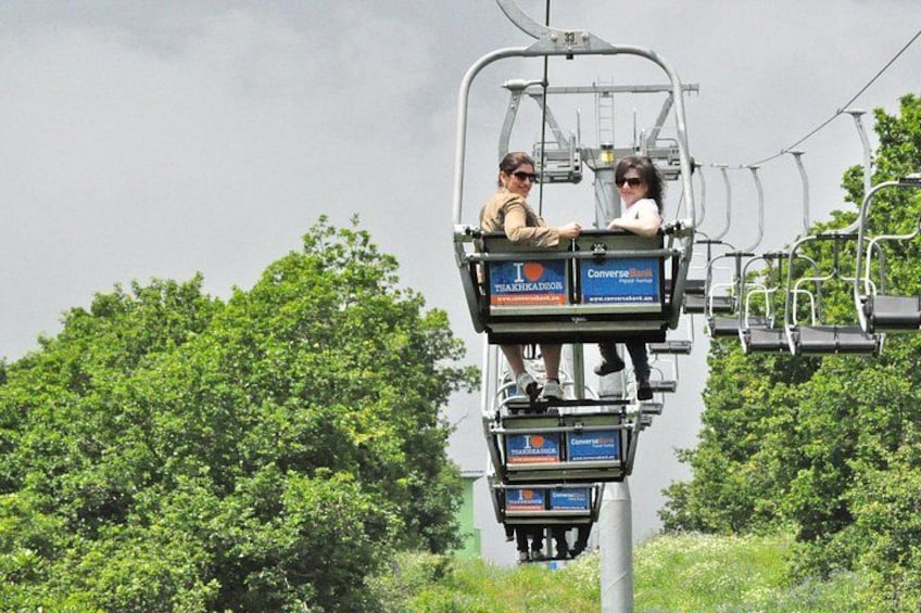 Un teleférico con pasajeros, rodeado de exuberante vegetación. 5