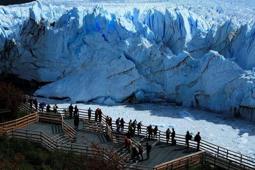 Un ghiacciaio con persone che lo osservano da una piattaforma panoramica. 3