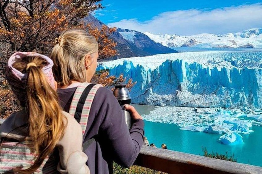 Un ghiacciaio con iceberg, una persona che tiene una termica e un paesaggio montuoso. 1