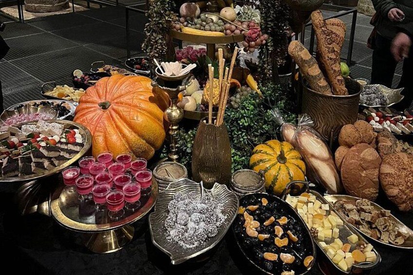 Une variété d’aliments, notamment des courges, du pain et du fromage, disposés sur une table. 5
