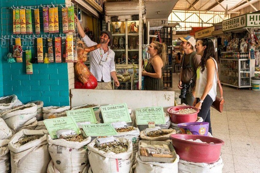 Un étal de marché proposant divers produits alimentaires et des sacs de céréales. 3