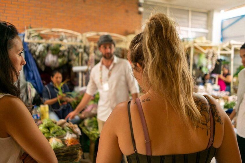 Un marché couvert où les gens déambulent parmi les étals. 4
