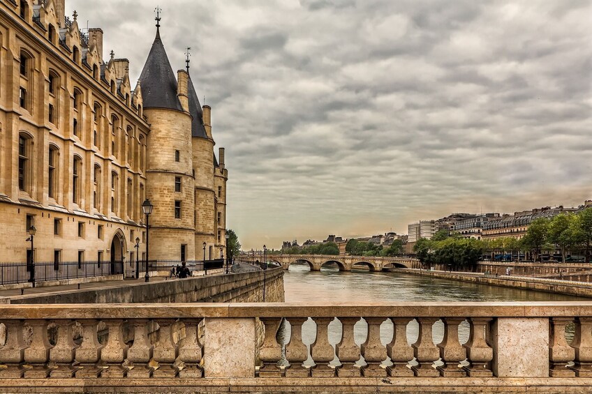 La Conciergerie Ticket & In-App Audio Tour: From Royal Palace to Prison