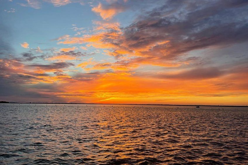 Un atardecer sobre un mar tranquilo con la línea del horizonte. 4