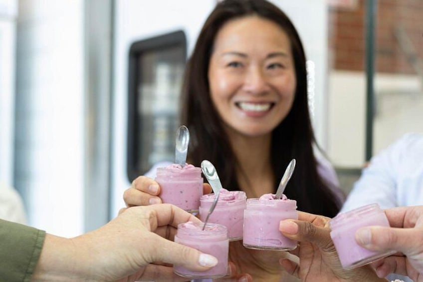 Una persona che tiene un drink rosa con un cucchiaio. 2
