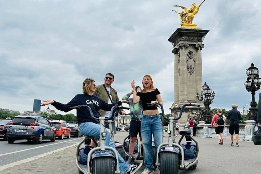Personas montando segways en una calle de la ciudad, con un monumento al fondo. 5
