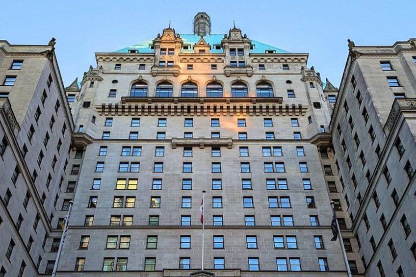 Un grande edificio storico con una torre dell'orologio ben visibile e numerose finestre. 2