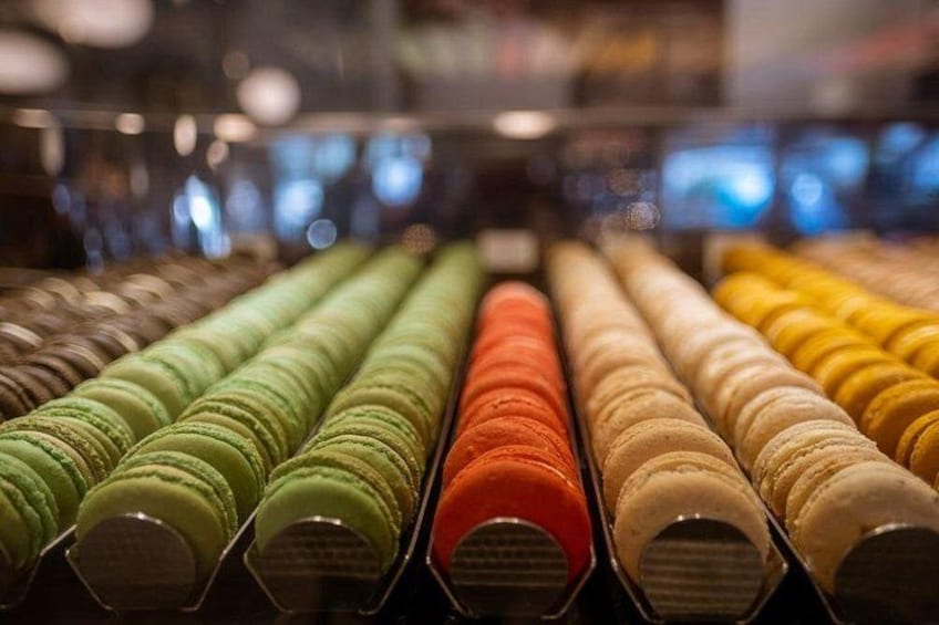 Macarons di diversi colori disposti in file. 4