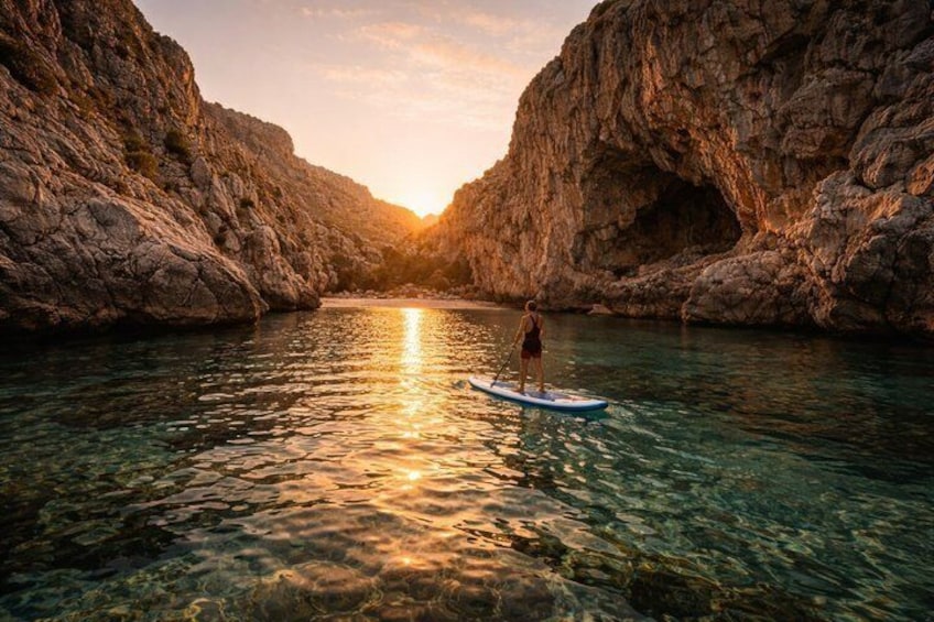 Une personne pratiquant le paddle dans un canyon aux eaux cristallines, bordé de falaises rocheuses. 1