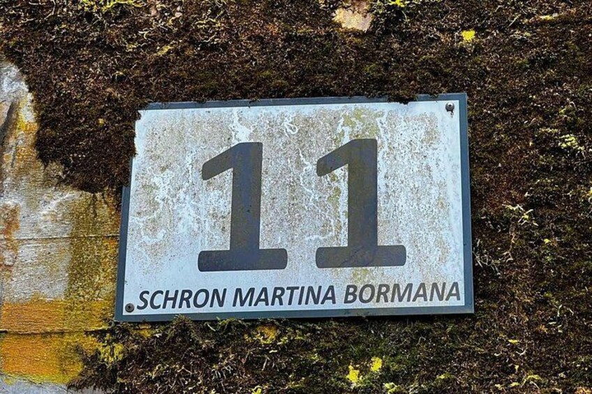 A house number sign with the number 11 and the name SCHRON MARTINA BORMANA. 5