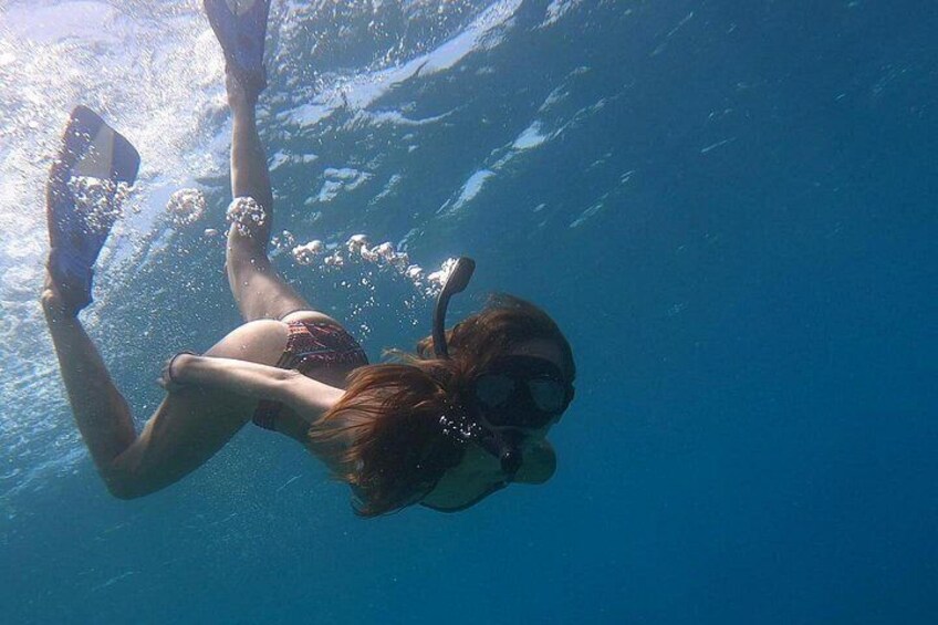 Una persona buceando bajo el agua. 4
