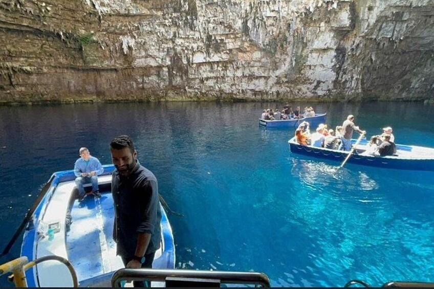 Un groupe de personnes se trouve à bord d’un bateau dans un canyon, avec de hautes falaises rocheuses. 2