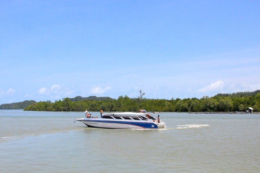 Travel from Koh Lipe to Pakbara Pier by Satun Pakbara Speed Boat