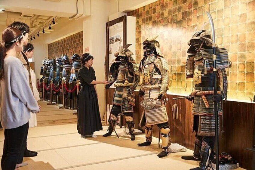 Eine Museumsausstellung mit gezeigten Samurai-Rüstungen. 5