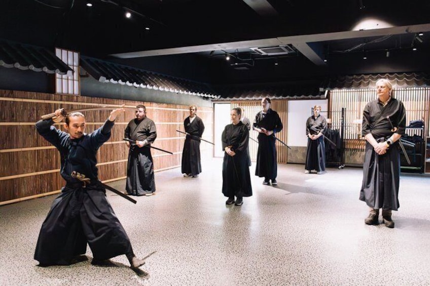 Un cours d’arts martiaux où les participants portent des vêtements traditionnels. 1
