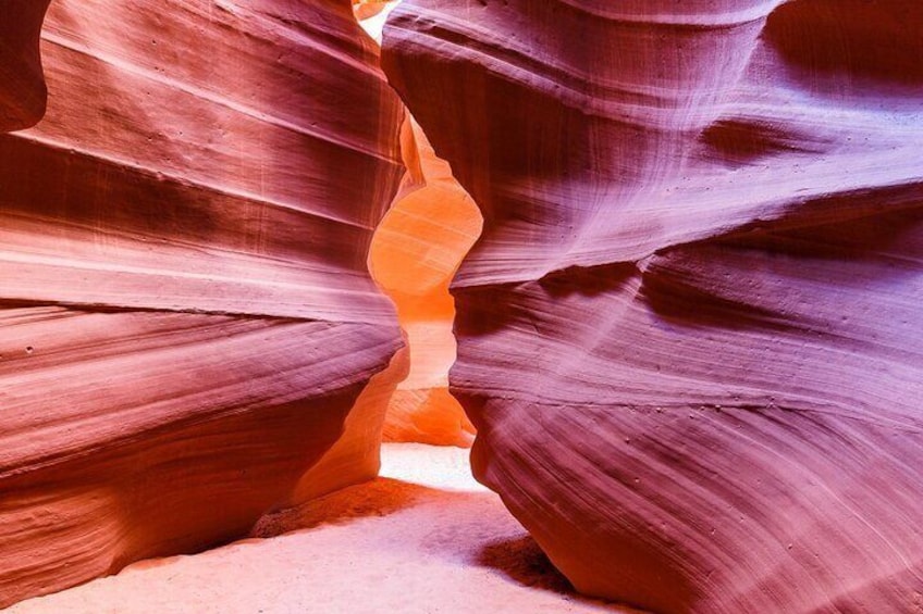 Un canyon stretto con pareti rocciose, curve e levigate. 2