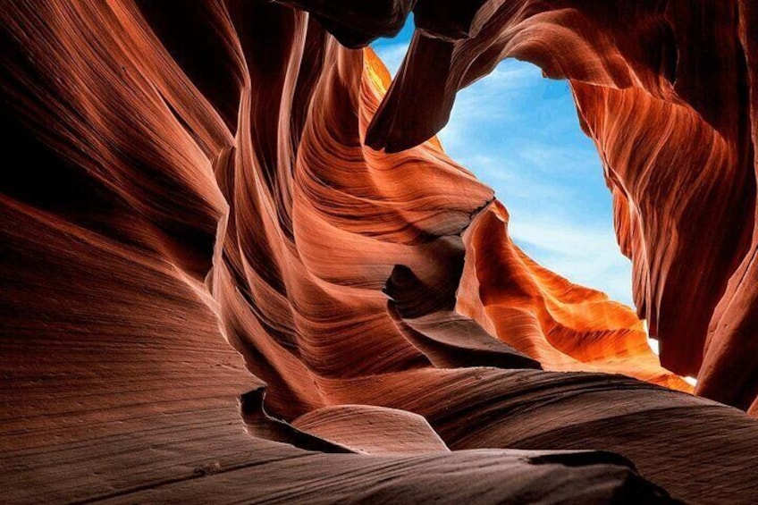 Un canyon con pareti di arenaria rossa e un cielo azzurro intenso. 4