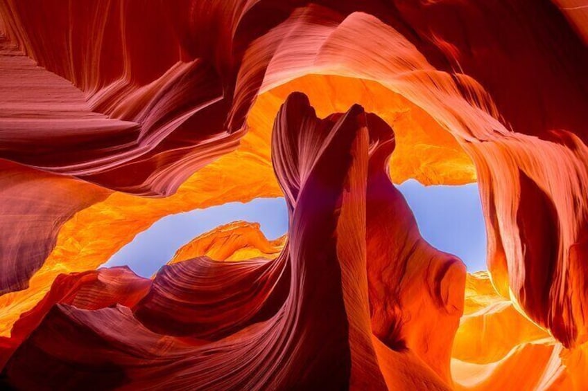 Un canyon con formazioni rocciose rosse e arancioni. 1