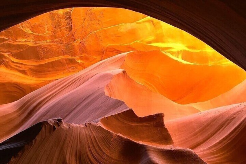 Un canyon con formazioni rocciose stratificate e una fonte di luce intensa. 5
