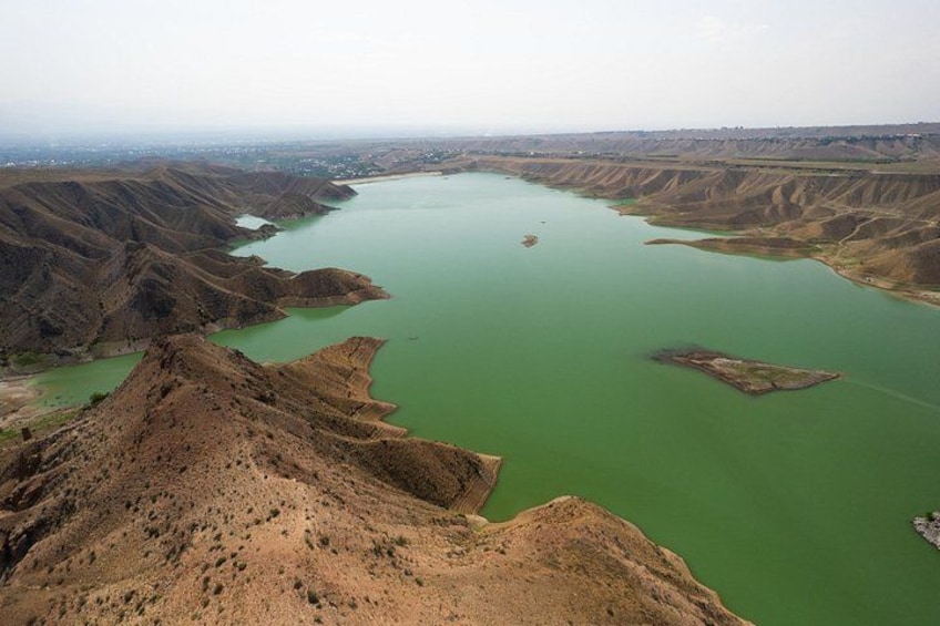 Un río verde serpentea por un paisaje montañoso con vegetación escasa. 2