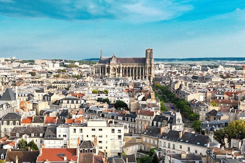 Un paisaje urbano con una catedral destacada y edificios densos. 3