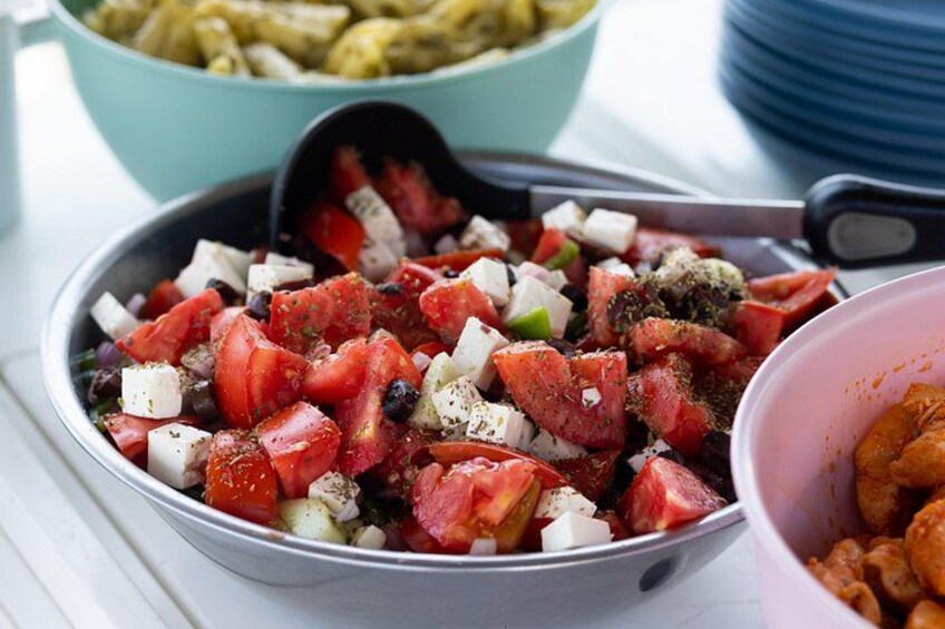 Una sartén con tomates, cebollas y hierbas picadas. 3