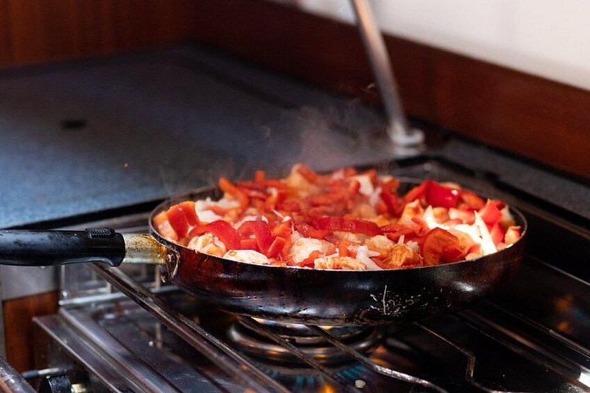 Una sartén sobre la hornilla con comida cocinándose. 4