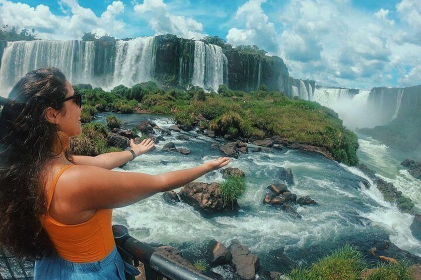 Una cascada con una persona observándola. 3
