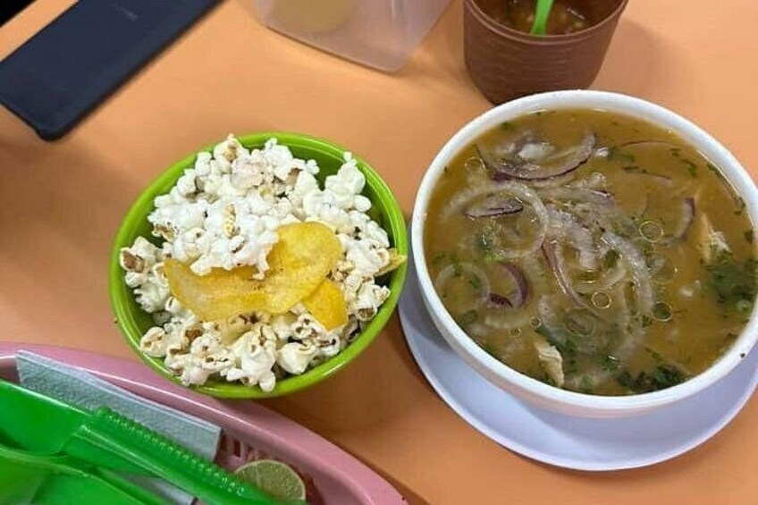 ¡Prueba el auténtico Encebollado! 

La sopa emblema de Ecuador y reconocida como la segunda mejor sopa de pescado del mundo. Un caldo intenso, lleno de sabor y tradición. 5