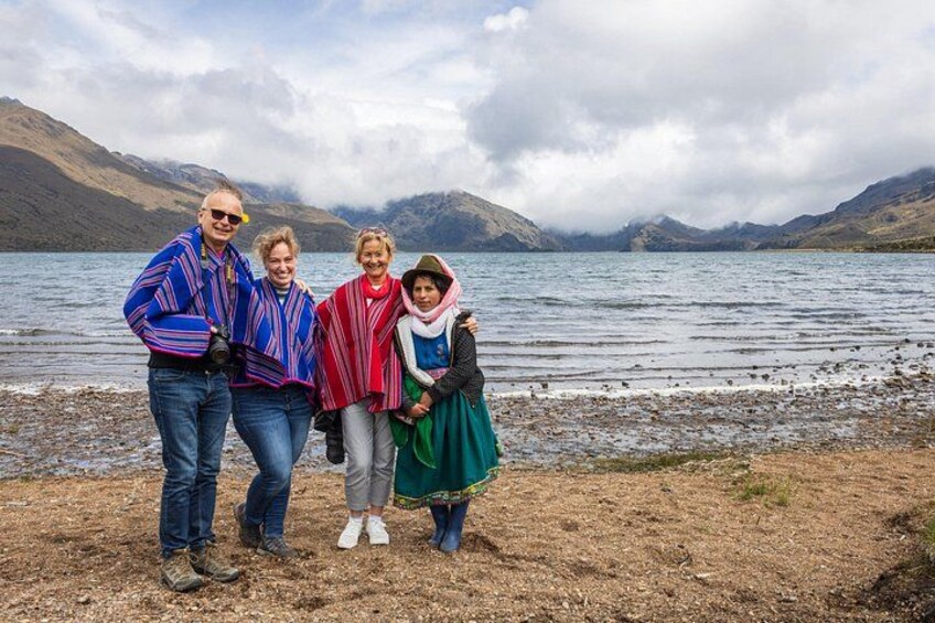 Una familia de cuatro junto a un lago, con montañas al fondo. 3