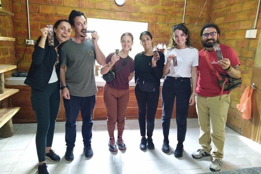 Un grupo de personas tomándose un selfie en una habitación con paredes de ladrillo y una escalera de madera. 5