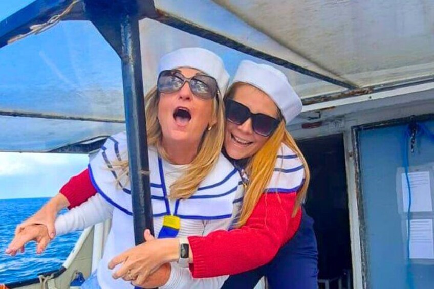 Deux personnes portant des uniformes de marin sur un bateau. 2