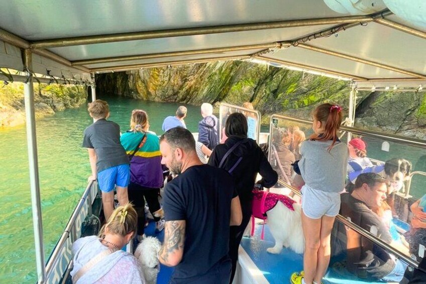 Une excursion en bateau au cours de laquelle les participants peuvent admirer le paysage, avec une rivière et des falaises rocheuses en toile de fond. 4