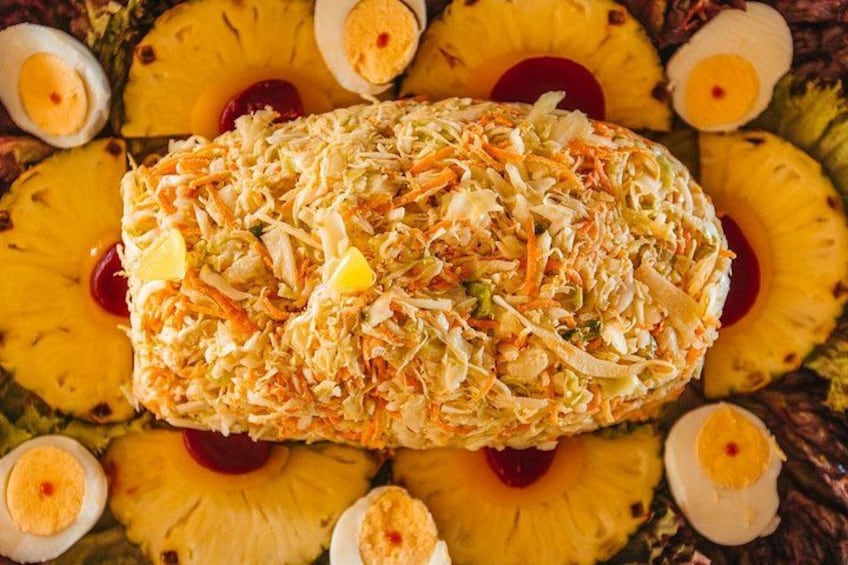 Un plato con verduras ralladas y trozos de piña. 5