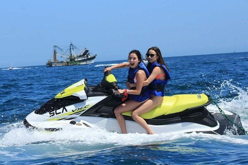 Due persone su un jet ski, con una nave sullo sfondo. 5