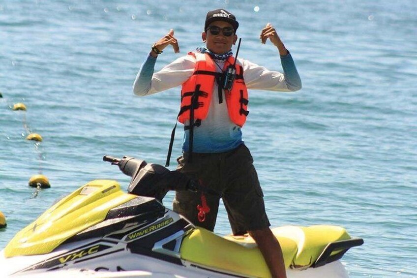 Una persona su un jet ski giallo indossa un giubbotto di salvataggio e un berretto. 3