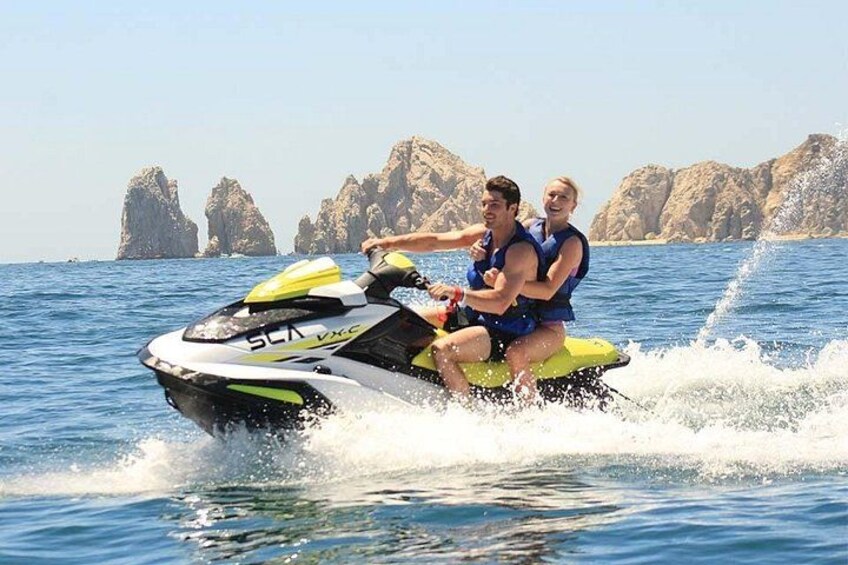 Due persone sullo sci nautico che sollevano spruzzi d'acqua. 1