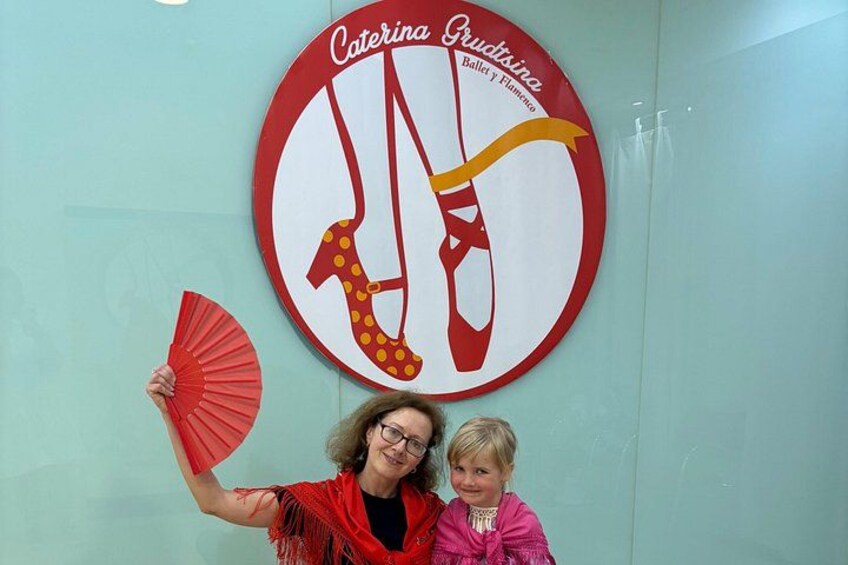 En vägg med en rund skylt som föreställer balettskor och texten ”Caterina Grudisina Ballet y Flamenco”. 4