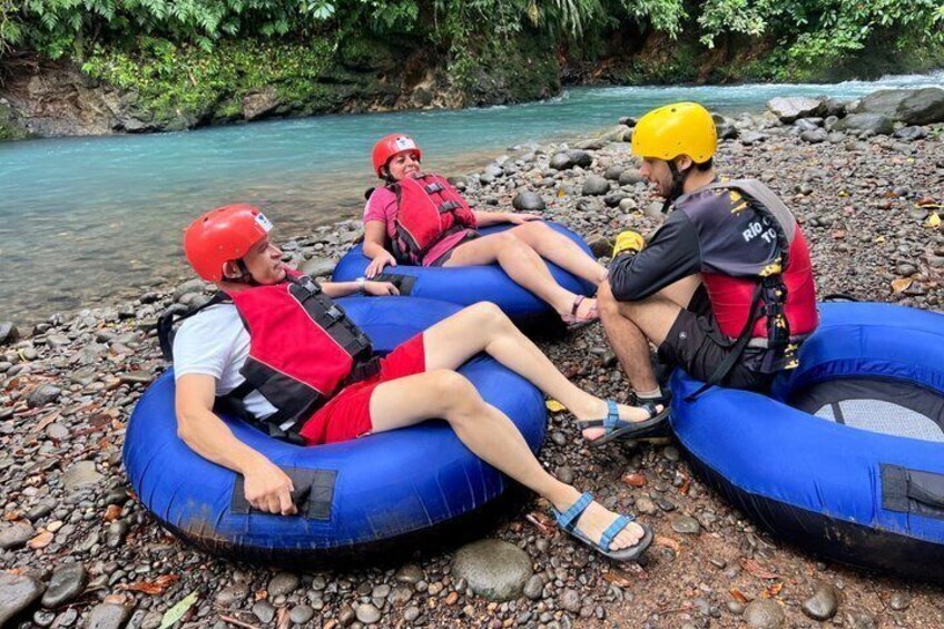 Personas en balsas inflables azules sobre la orilla de un río rocoso. 3