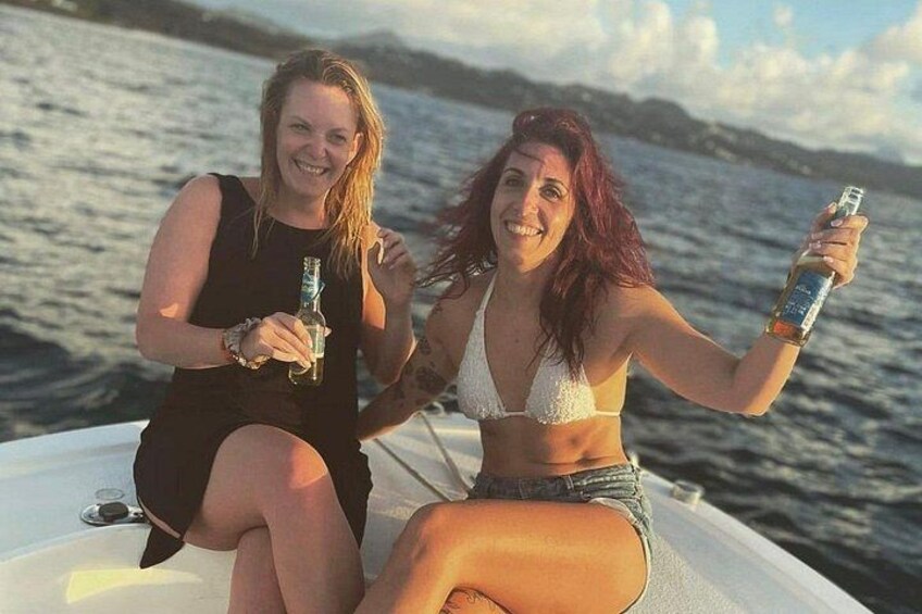 Twee mensen in een boot, met flessen, water en een verre kustlijn. 5