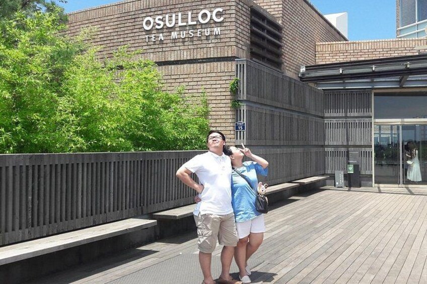 Osulloc Tea Museum, which is adjacent to the Seogwang tea field in Jeju, is the first tea museum in Korea opened in 2001 by AMOREPACIFIC to introduce and widely disseminate tea and Korean traditional 1