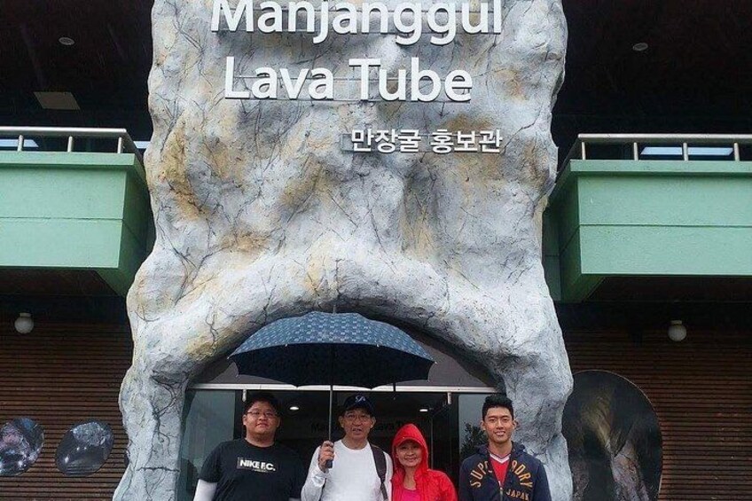 만장굴( Manjanggul Lava Tube)
Of all the oreum on Jeju, Geomunoreum is the only parasitic cone to be designated as a UNESCO World Natural Heritage site. 2