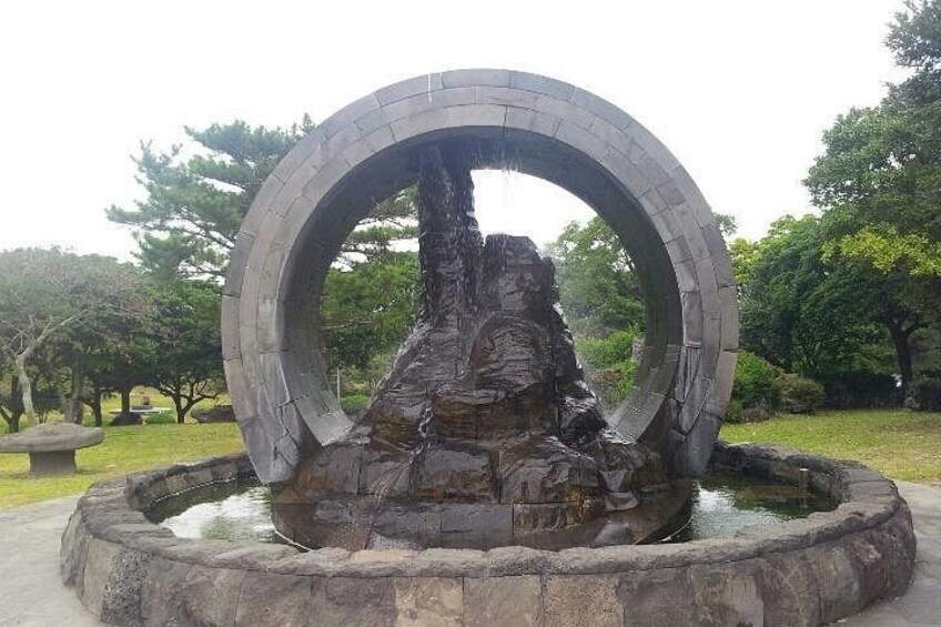 만장굴( Manjanggul Lava Tube)
Of all the oreum on Jeju, Geomunoreum is the only parasitic cone to be designated as a UNESCO World Natural Heritage site. 1
