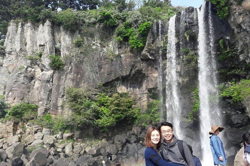 Seogwipo, which includes the entire southern half of Jeju, exhibits a great amount of sunshine and warm temperatures, attracting crowds of tourists all year round. 2