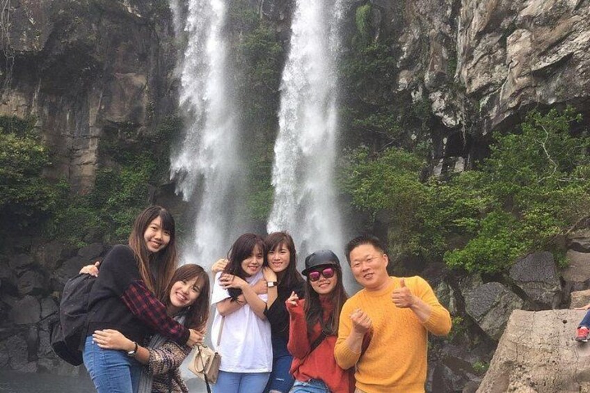 Seogwipo, which includes the entire southern half of Jeju, exhibits a great amount of sunshine and warm temperatures, attracting crowds of tourists all year round. 4