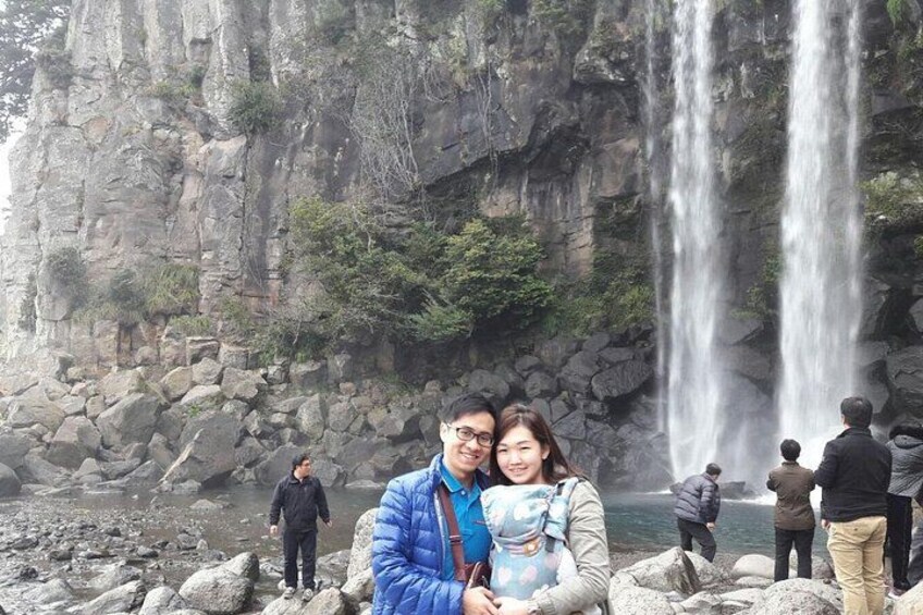 Seogwipo, which includes the entire southern half of Jeju, exhibits a great amount of sunshine and warm temperatures, attracting crowds of tourists all year round. 5
