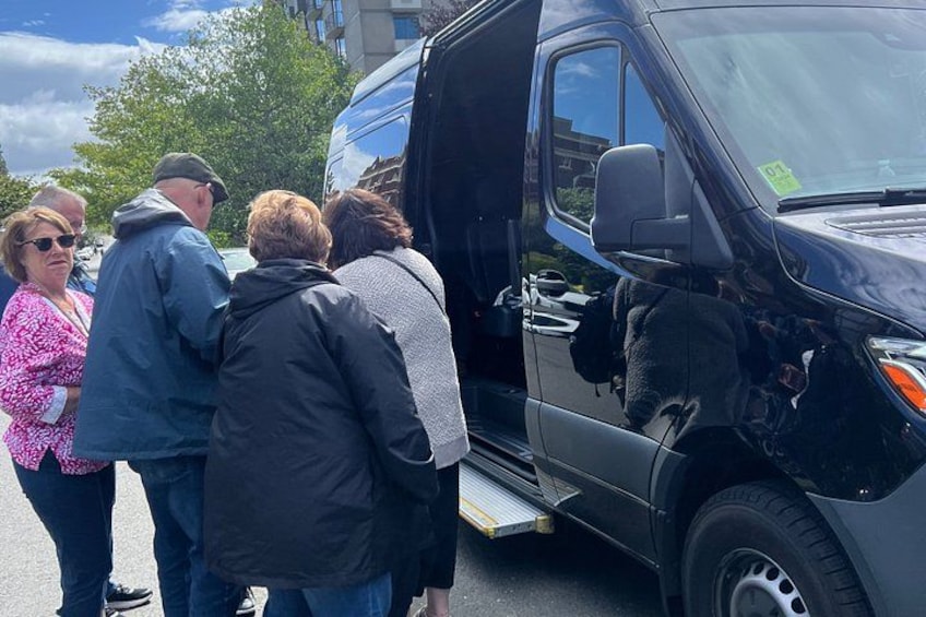 Private Seattle City Tours — Buses, Vans & SUVs 5